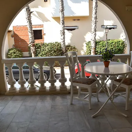 Apartment 2-bedroom In 1 Minute Walk To The Beach